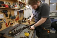 popisek Restaurátor Martin Pojer při opravě střelné zbraně